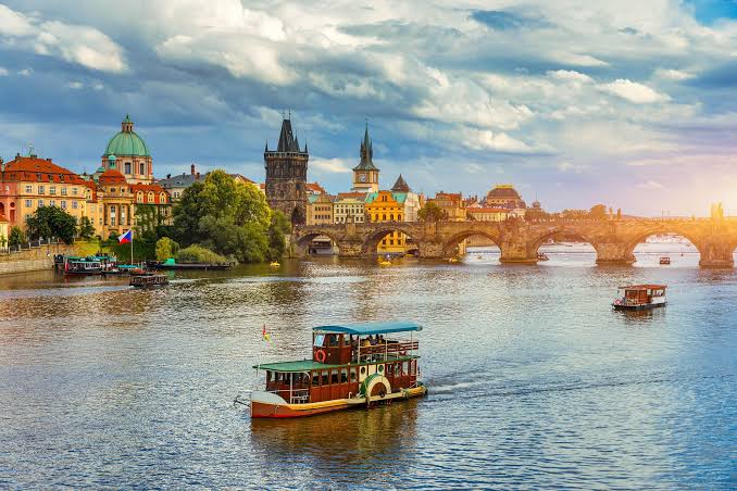 PRAGA  ME AVION, 4 DITË €499
